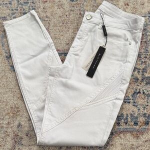 🏝️ Elie Tahari white Azella jeans with pintuck design. Size 28. NWT.